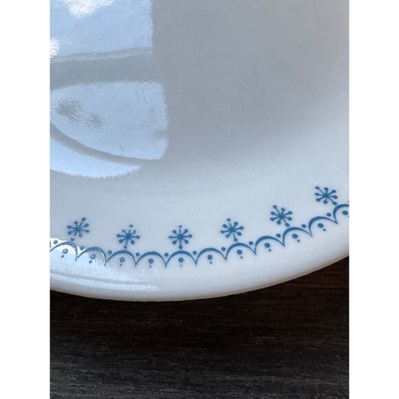 Corelle Snowflake Garland Dinner Plates Set Of 2 White & Blue 8.5 Inch Vintage D - Picture 11 of 11